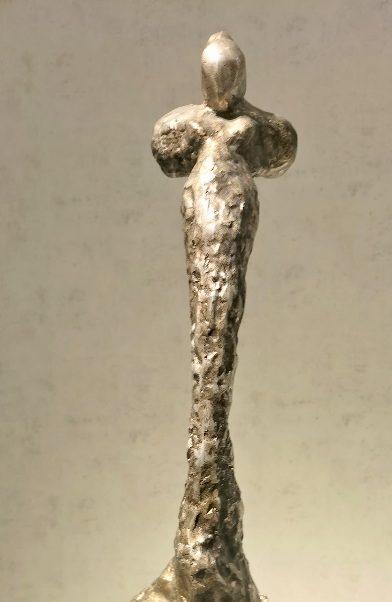 Figura en metal bajo luz cálida