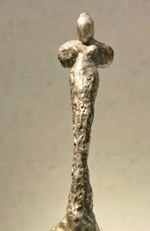 Figura en metal bajo luz cálida